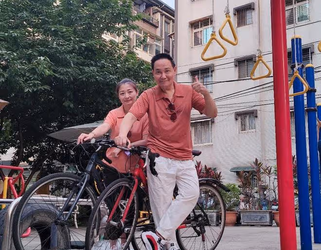 孟飛與小20歲妻子秀恩愛!砸重金做醫美保養,70歲皮膚好顯年輕