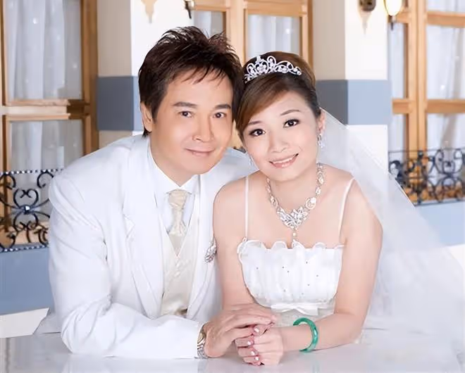 孟飛與小20歲妻子秀恩愛!砸重金做醫美保養,70歲皮膚好顯年輕