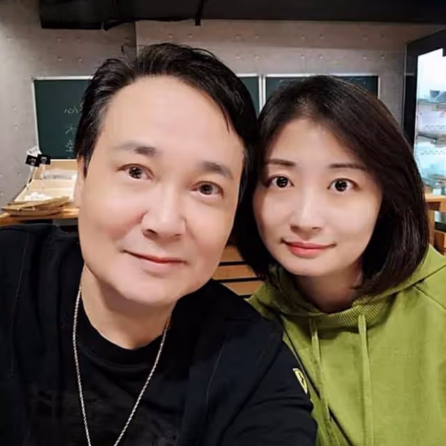 孟飛與小20歲妻子秀恩愛!砸重金做醫美保養,70歲皮膚好顯年輕