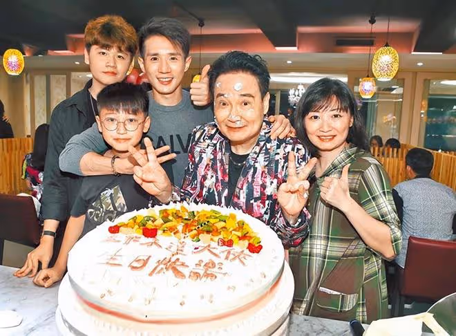 孟飛與小20歲妻子秀恩愛!砸重金做醫美保養,70歲皮膚好顯年輕