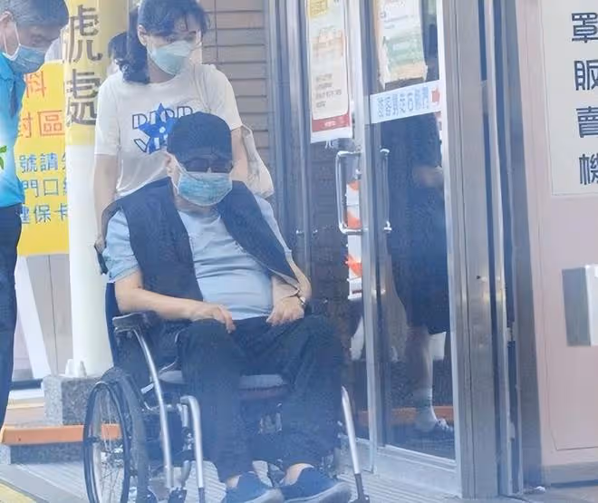 李靚蕾媽媽陪84歲富豪複診,多年來出雙入對表現親密,關係引猜測