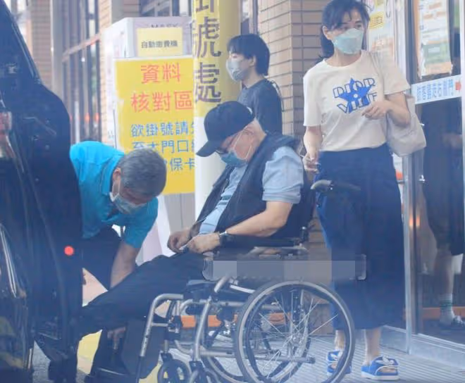 李靚蕾媽媽陪84歲富豪複診,多年來出雙入對表現親密,關係引猜測