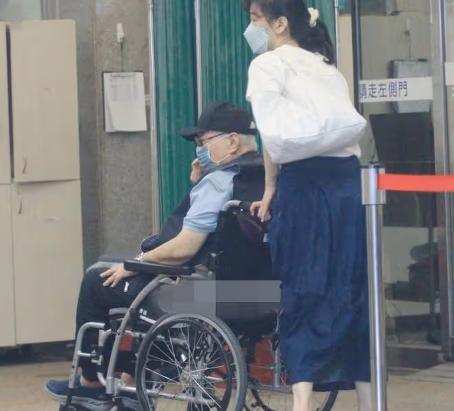 李靚蕾媽媽陪84歲富豪複診,多年來出雙入對表現親密,關係引猜測