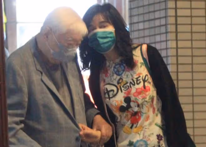 李靚蕾媽媽陪84歲富豪複診,多年來出雙入對表現親密,關係引猜測