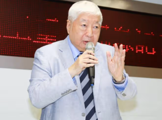 李靚蕾媽媽陪84歲富豪複診,多年來出雙入對表現親密,關係引猜測