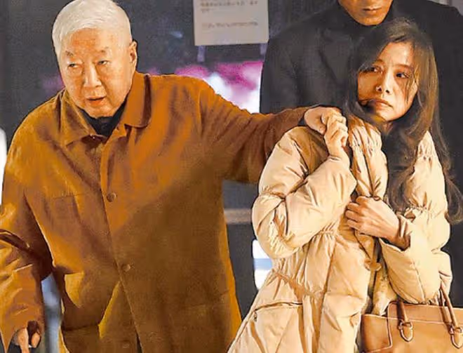 李靚蕾媽媽陪84歲富豪複診,多年來出雙入對表現親密,關係引猜測