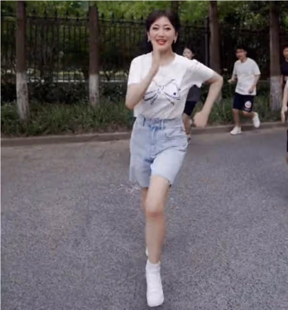 68歲趙雅芝帶頭晨跑!腳踩高跟鞋,妝容精緻