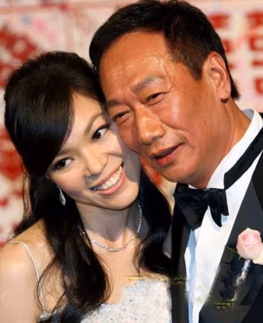 富士康郭台銘夫婦慶祝結婚14周年！嬌妻手捧超大玫瑰花滿臉笑容，皮膚白皙身材出眾，47歲宛若花季少女