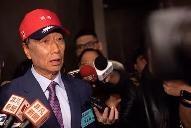 郭台銘後悔了！當年說重話博士「不該放棄6萬高薪賣雞排」還浪費教育資源，時隔6年二人再度見面：從他身上學到很多