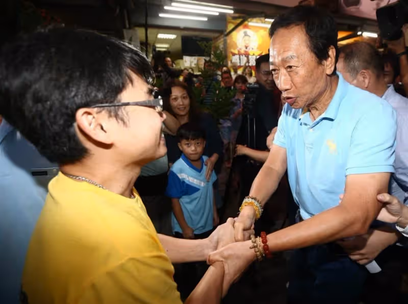 郭台銘後悔了！當年說重話博士「不該放棄6萬高薪賣雞排」還浪費教育資源，時隔6年二人再度見面：從他身上學到很多