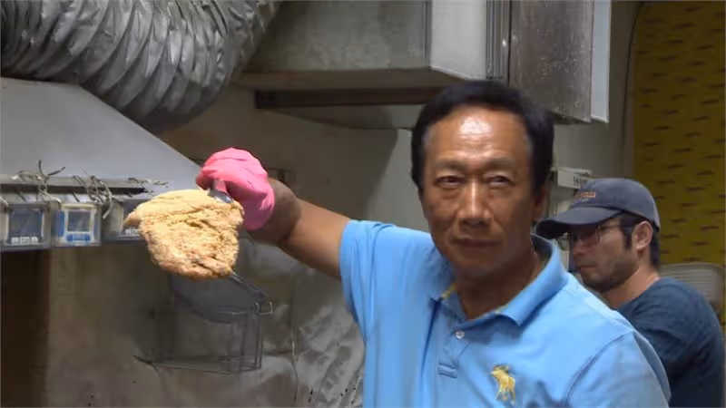 郭台銘後悔了！當年說重話博士「不該放棄6萬高薪賣雞排」還浪費教育資源，時隔6年二人再度見面：從他身上學到很多