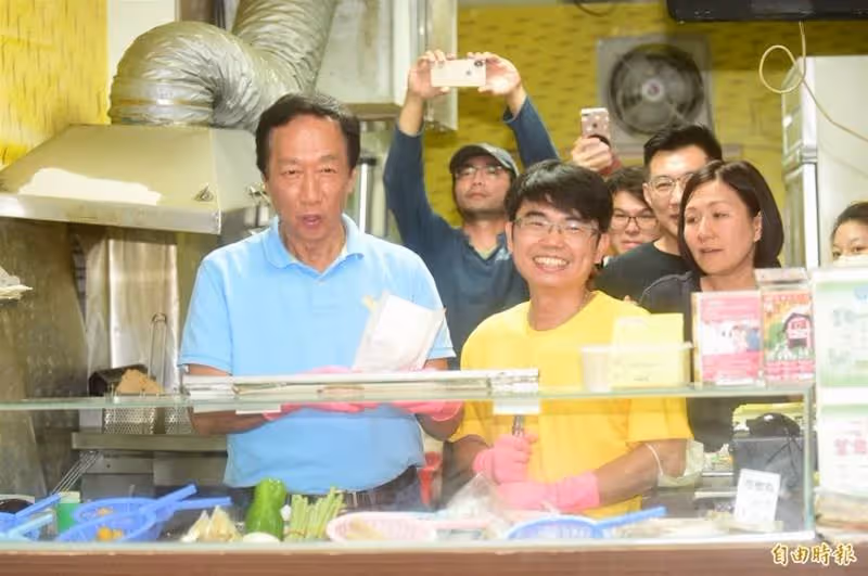 郭台銘後悔了！當年說重話博士「不該放棄6萬高薪賣雞排」還浪費教育資源，時隔6年二人再度見面：從他身上學到很多