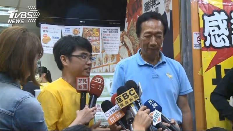 郭台銘後悔了！當年說重話博士「不該放棄6萬高薪賣雞排」還浪費教育資源，時隔6年二人再度見面：從他身上學到很多