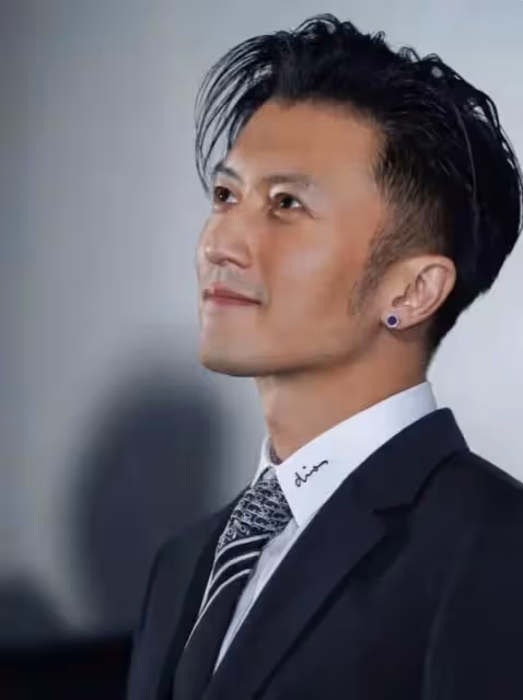 85歲謝賢獲金像獎最佳男主角，曾與小49歲的Coco高調相戀，分手付給她兩千萬分手費