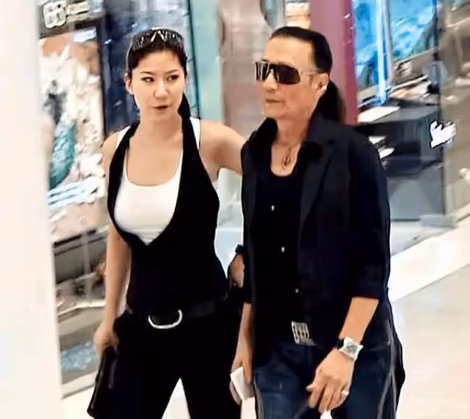 85歲謝賢獲金像獎最佳男主角，曾與小49歲的Coco高調相戀，分手付給她兩千萬分手費