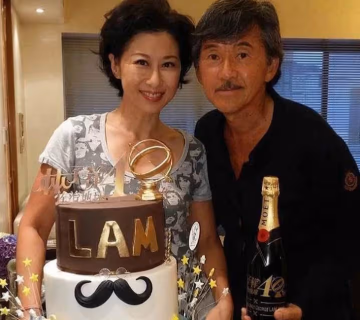 74歲林子祥攜妻外出就餐！二人頭髪花白神色依舊，只吃粵菜不吃辣，夫妻恩愛26年讓人羨慕