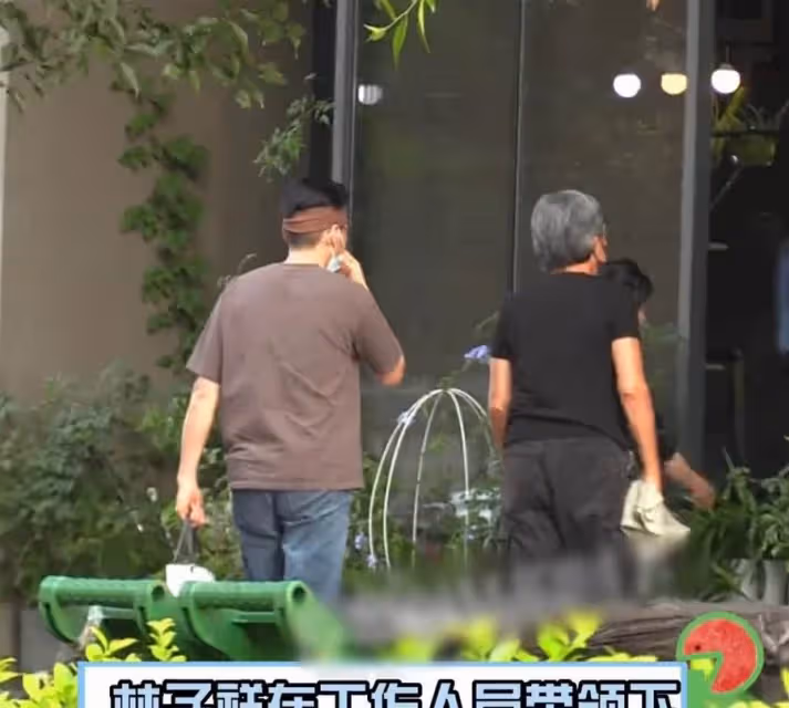 74歲林子祥攜妻外出就餐！二人頭髪花白神色依舊，只吃粵菜不吃辣，夫妻恩愛26年讓人羨慕