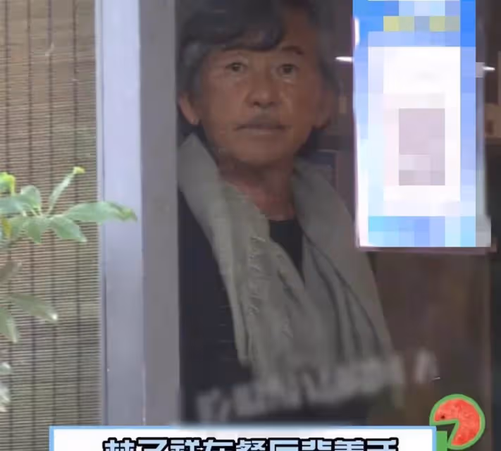 74歲林子祥攜妻外出就餐！二人頭髪花白神色依舊，只吃粵菜不吃辣，夫妻恩愛26年讓人羨慕