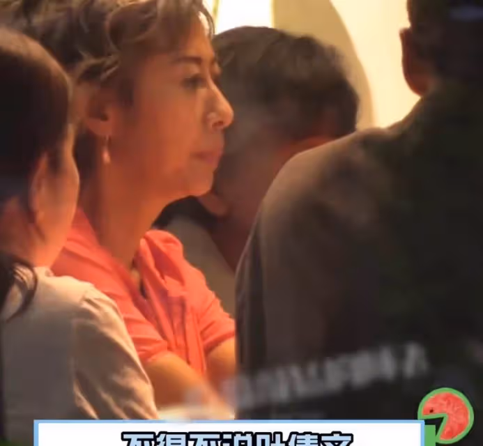 74歲林子祥攜妻外出就餐！二人頭髪花白神色依舊，只吃粵菜不吃辣，夫妻恩愛26年讓人羨慕