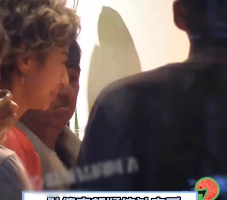 74歲林子祥攜妻外出就餐！二人頭髪花白神色依舊，只吃粵菜不吃辣，夫妻恩愛26年讓人羨慕