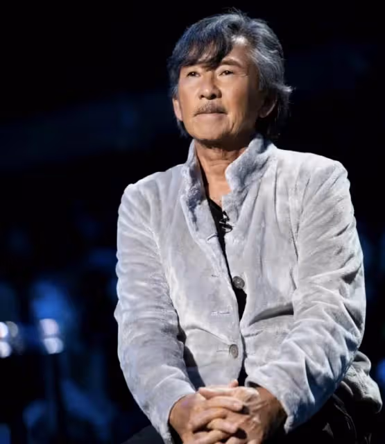 74歲林子祥攜妻外出就餐！二人頭髪花白神色依舊，只吃粵菜不吃辣，夫妻恩愛26年讓人羨慕