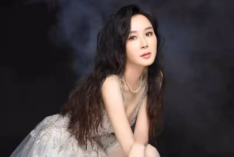 53歲蕭薔戴鴿子蛋現身活動,身材纖細保養得宜,網友:不愧是台灣第一美女