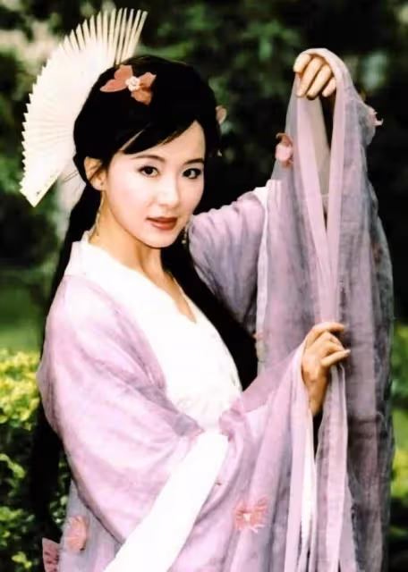 53歲蕭薔戴鴿子蛋現身活動,身材纖細保養得宜,網友:不愧是台灣第一美女