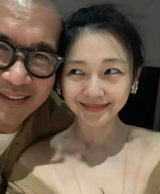 45歲大S高調秀恩愛！等紅燈都要「跟老公具俊曄貼貼」，穿吊帶身材好少女，網友：愛情讓人變美