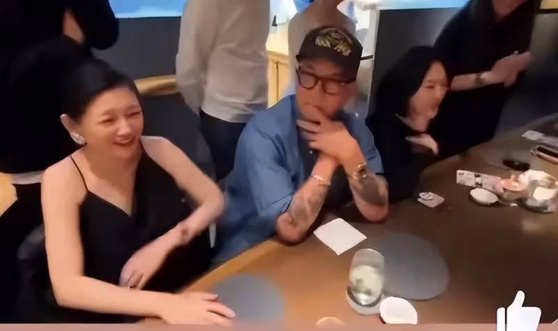 45歲大S高調秀恩愛！等紅燈都要「跟老公具俊曄貼貼」，穿吊帶身材好少女，網友：愛情讓人變美