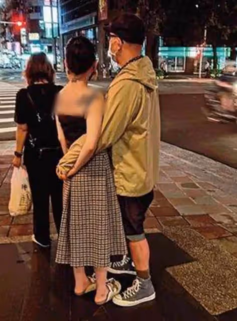 45歲大S高調秀恩愛！等紅燈都要「跟老公具俊曄貼貼」，穿吊帶身材好少女，網友：愛情讓人變美