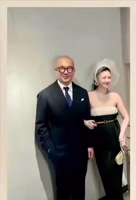 45歲大S高調秀恩愛!等紅燈都要「跟老公具俊曄貼貼」,穿吊帶身材好少女,網友:愛情讓人變美