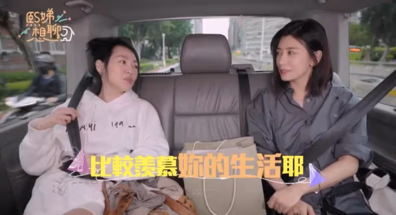 楊祐寧妻子曬聚會照,林心如賈靜雯罕見同框比美,顏值難分伯仲,網友:各有各的幸福和精彩