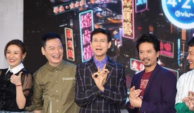 75歲鄭少秋仍然挺精神的,格紋西裝疊穿長馬甲,秋官變身「紳士型男」,網友:說是40歲都信