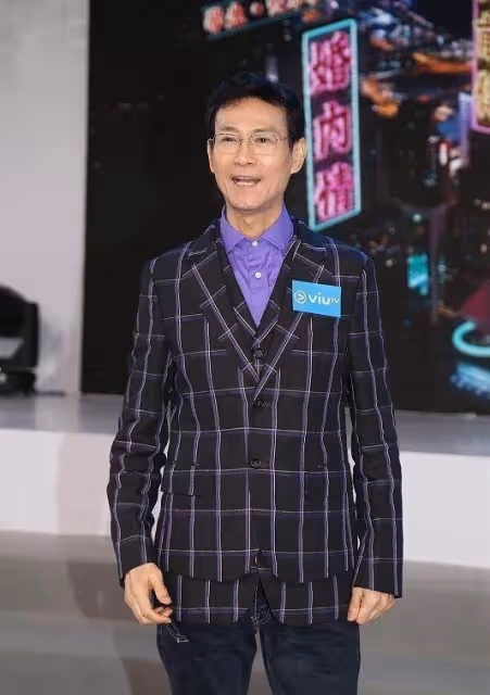 75歲鄭少秋仍然挺精神的,格紋西裝疊穿長馬甲,秋官變身「紳士型男」,網友:說是40歲都信