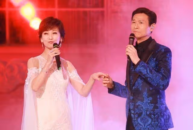 75歲鄭少秋仍然挺精神的,格紋西裝疊穿長馬甲,秋官變身「紳士型男」,網友:說是40歲都信