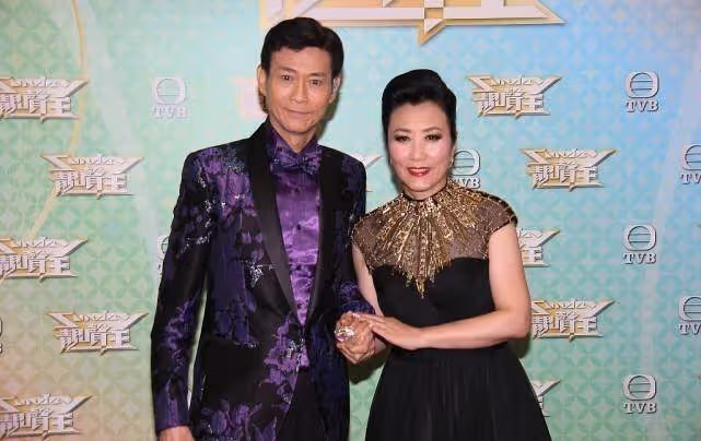 75歲鄭少秋仍然挺精神的,格紋西裝疊穿長馬甲,秋官變身「紳士型男」,網友:說是40歲都信