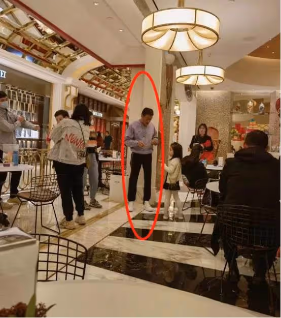 64歲梁家輝吃甜品被小孩求合影,彎腰屈膝太親民,臉上鬍子花白,網友:難得的老戲骨