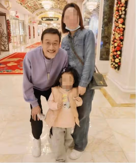 64歲梁家輝吃甜品被小孩求合影,彎腰屈膝太親民,臉上鬍子花白,網友:難得的老戲骨