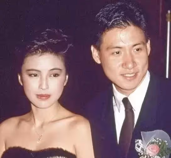 張學友妻子羅美薇,30年前美過張曼玉、周慧敏,顏值抗打身材俱佳穿搭一流,難怪能迷住張學友