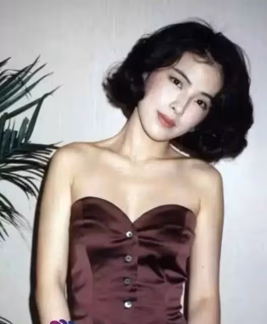 張學友妻子羅美薇,30年前美過張曼玉、周慧敏,顏值抗打身材俱佳穿搭一流,難怪能迷住張學友