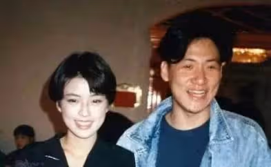 張學友妻子羅美薇,30年前美過張曼玉、周慧敏,顏值抗打身材俱佳穿搭一流,難怪能迷住張學友