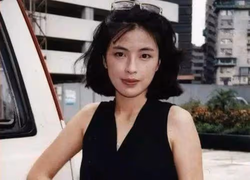 張學友妻子羅美薇，30年前美過張曼玉、周慧敏，顏值抗打身材俱佳穿搭一流，難怪能迷住張學友