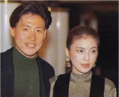 張學友妻子羅美薇，30年前美過張曼玉、周慧敏，顏值抗打身材俱佳穿搭一流，難怪能迷住張學友