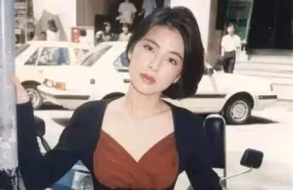 張學友妻子羅美薇，30年前美過張曼玉、周慧敏，顏值抗打身材俱佳穿搭一流，難怪能迷住張學友