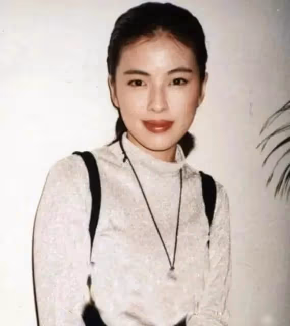 張學友妻子羅美薇，30年前美過張曼玉、周慧敏，顏值抗打身材俱佳穿搭一流，難怪能迷住張學友
