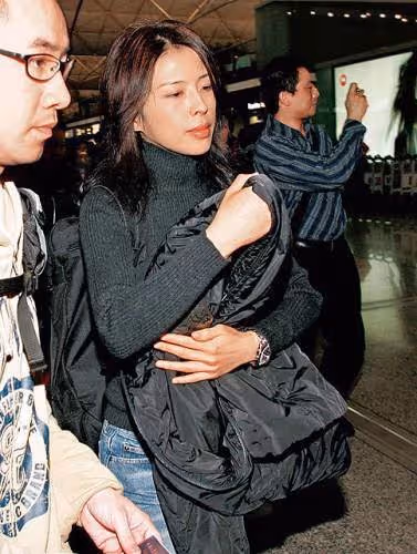 張學友妻子羅美薇，30年前美過張曼玉、周慧敏，顏值抗打身材俱佳穿搭一流，難怪能迷住張學友