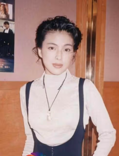 張學友妻子羅美薇，30年前美過張曼玉、周慧敏，顏值抗打身材俱佳穿搭一流，難怪能迷住張學友