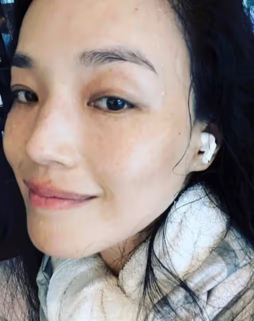 舒淇罕見曬素顏近照,47歲皮膚光滑狀態好,對鏡比耶甜美可愛,網友:年近50太羨慕