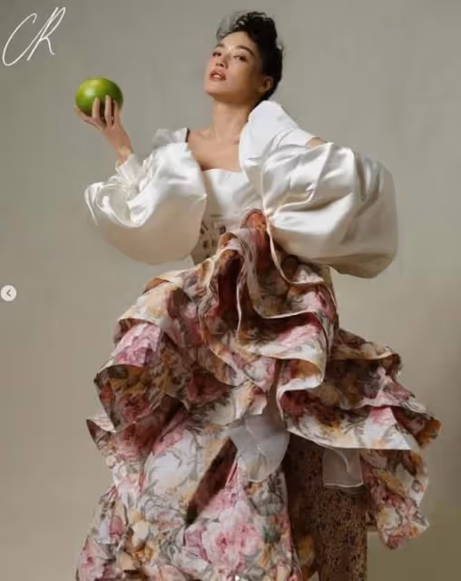舒淇罕見曬素顏近照,47歲皮膚光滑狀態好,對鏡比耶甜美可愛,網友:年近50太羨慕