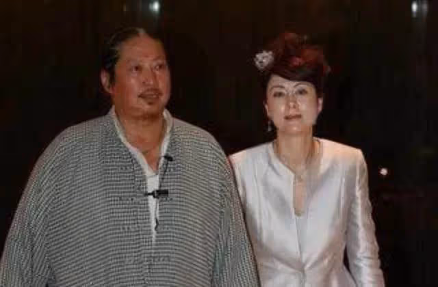 洪金寶現任妻子真是優雅,高麗虹近照曝光,穿蕾絲禮服裙真有港姐氣質,57歲依舊高貴,真讓人羨慕